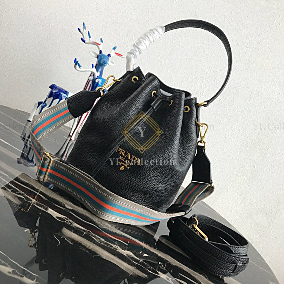 프라다 비텔로 다이노 버킷백